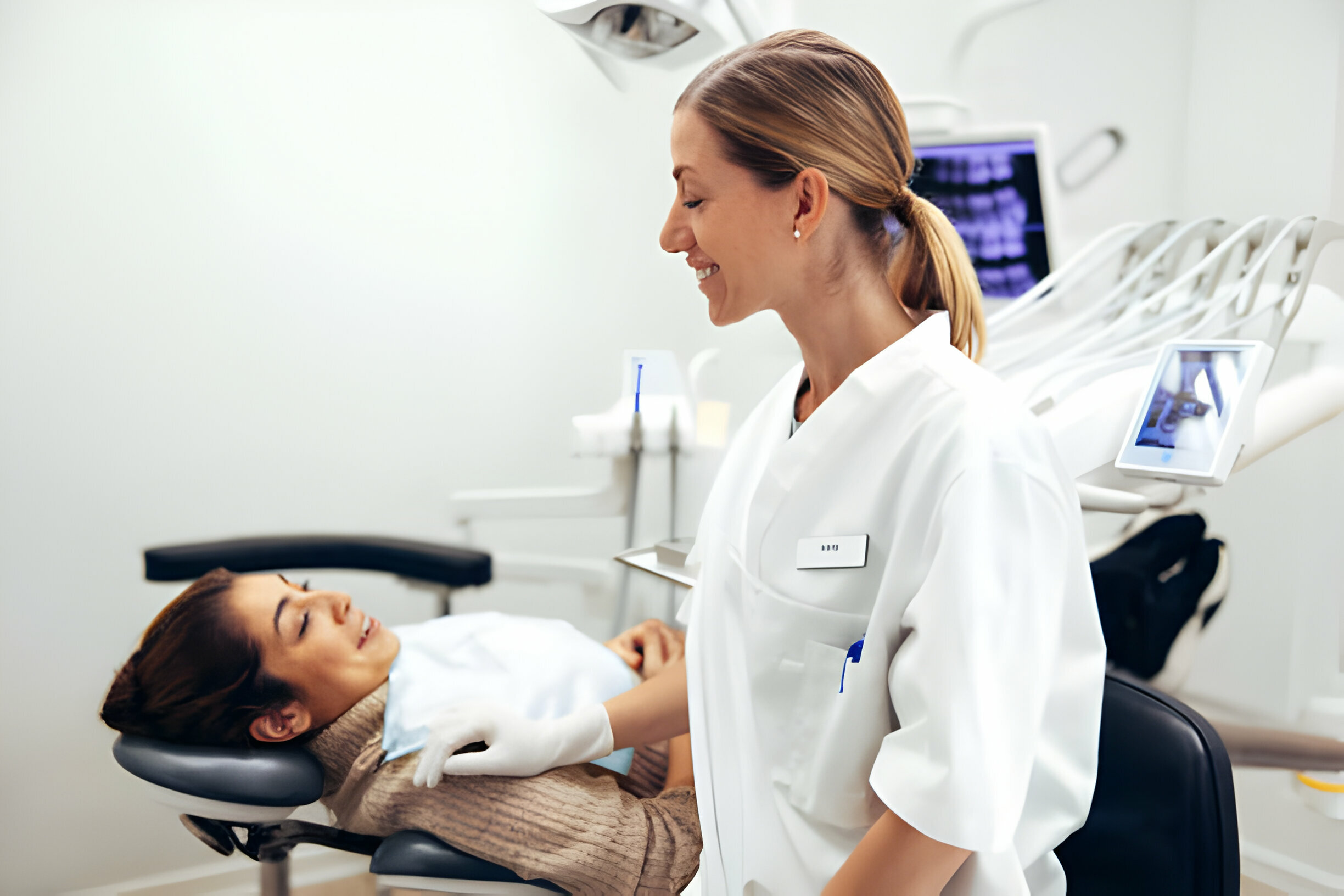 Saving Your Smile: When to Choose a Periodontist or Endodontist_1